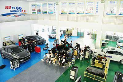 学汽修以后到底能干哪些工作呢？想必这是很多人在选择汽修之前的一个疑惑，看好汽修行业发展，却又对汽修行业的相关岗位了解不够。那么汽修行业的相关就业岗位有哪些呢？下面，兰州汽修技术学校的小编带大家-起看看！