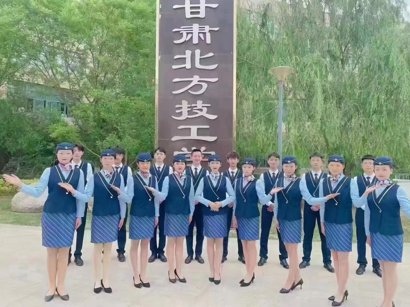 初中毕业学高铁乘务专业怎么样，兰州高铁学校给你答案